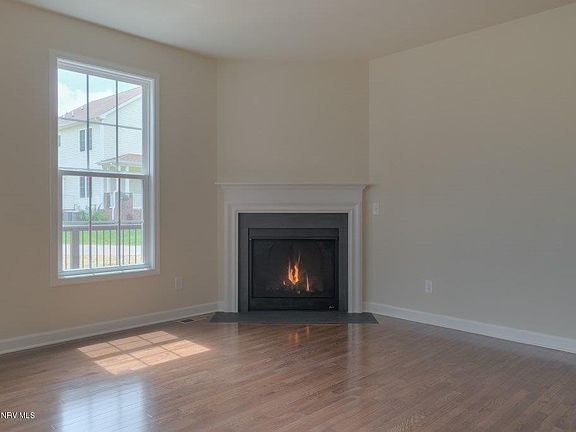 3rd image of 610 Dewdrop Ln