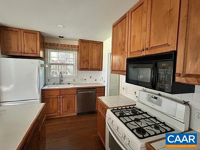 1618 Oxford Rd — Photo 14