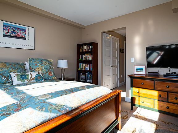 5th image of 225 Stanley Ave #204