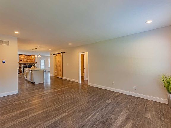 3rd image of 3303 Bayard Park Dr
