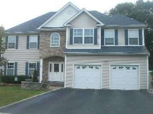 8 Sarah Ct, Deer Park, NY 11729