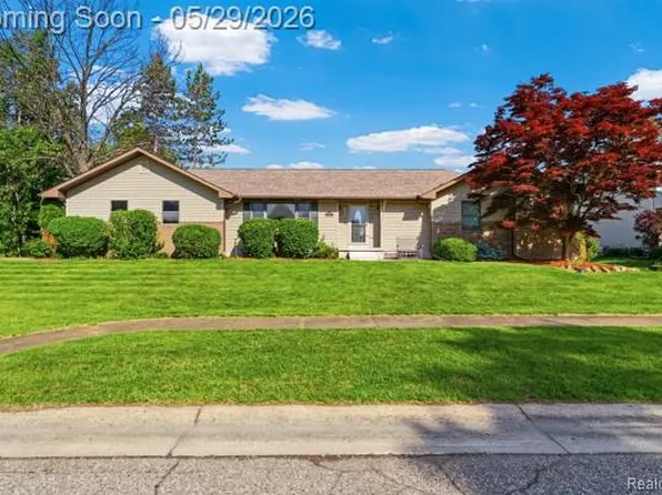 14545 Blue Heron Dr, Fenton, MI 48430
