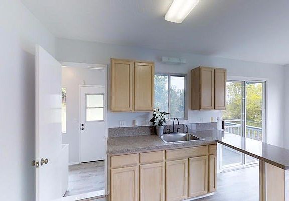 3rd image of 28-472 Kaulike St