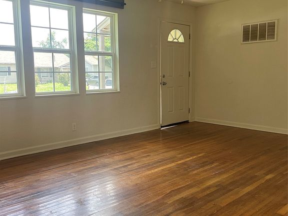 5th image of 319 E 45th Pl