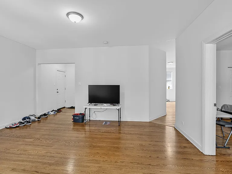 6565 N. Lakewood Renovated Rogers Park Apartments — Photo 40