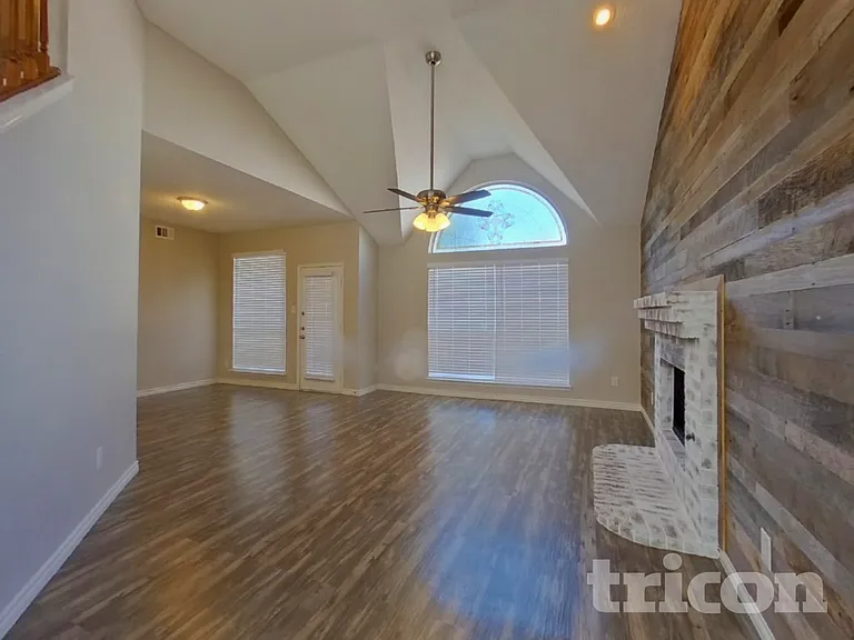 1233 Clear Creek Dr — Photo 3