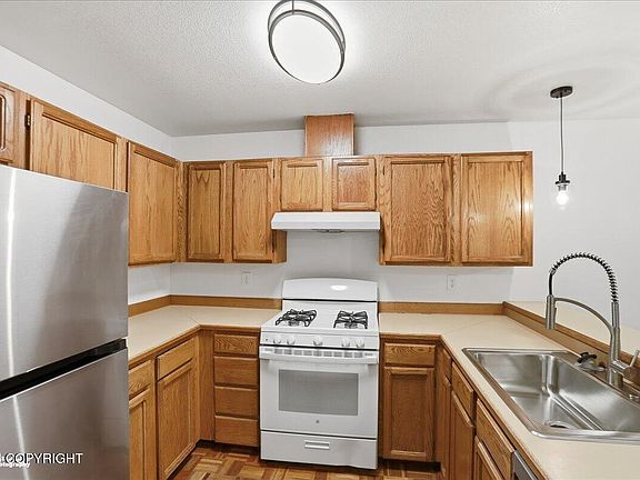 5th image of 8050 Pioneer Dr APT 1704