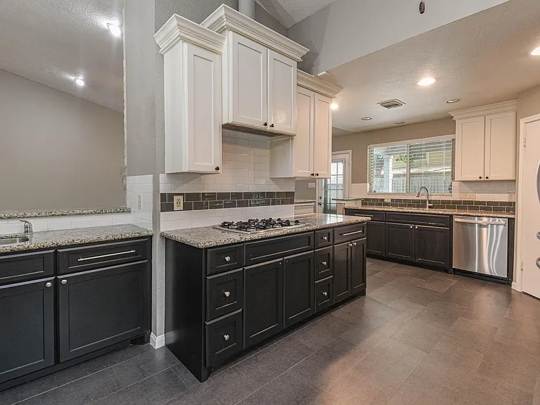 8806 Lakeside Forest Dr — Photo 8