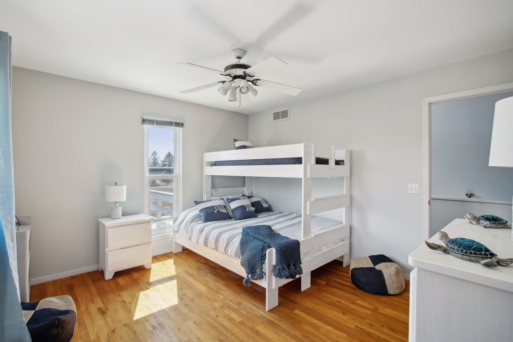  Upstairs guest with twin over queen sleeping bunk