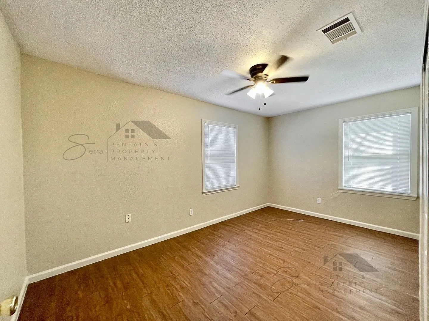 Charming 2 bedroom, 1 bath home with carport and spacious back yard! — Photo 3