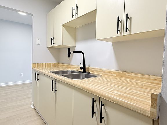4th image of 2940 Elsmere Ave #209