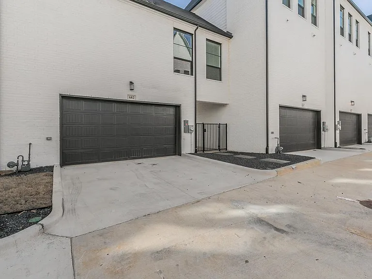 682 W Main St — Photo 31