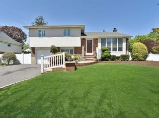 2 Loretta Dr, Syosset, NY 11791