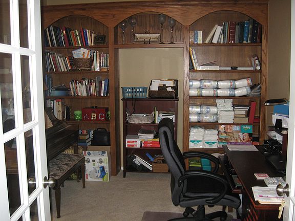 Study w/built in bookshelves