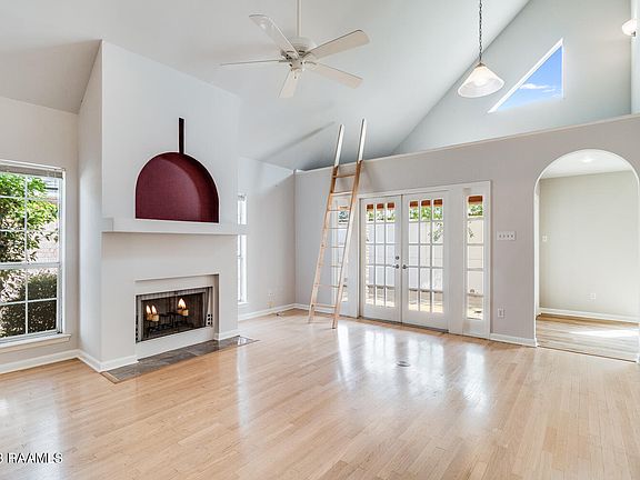 5th image of 202 Woodoak Cir