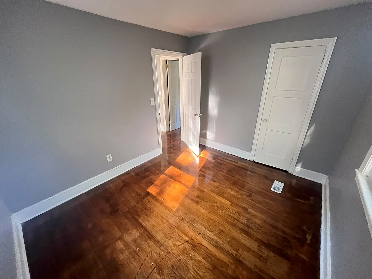 4902 Linden St — Photo 3