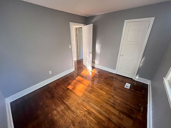 3rd image of 4902 Linden St