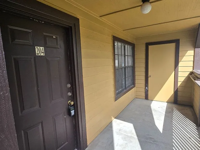 300 Lakepointe Dr #204 — Photo 3