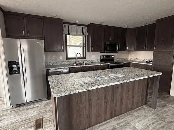 125 S Point Dr, Fairborn, OH 45324