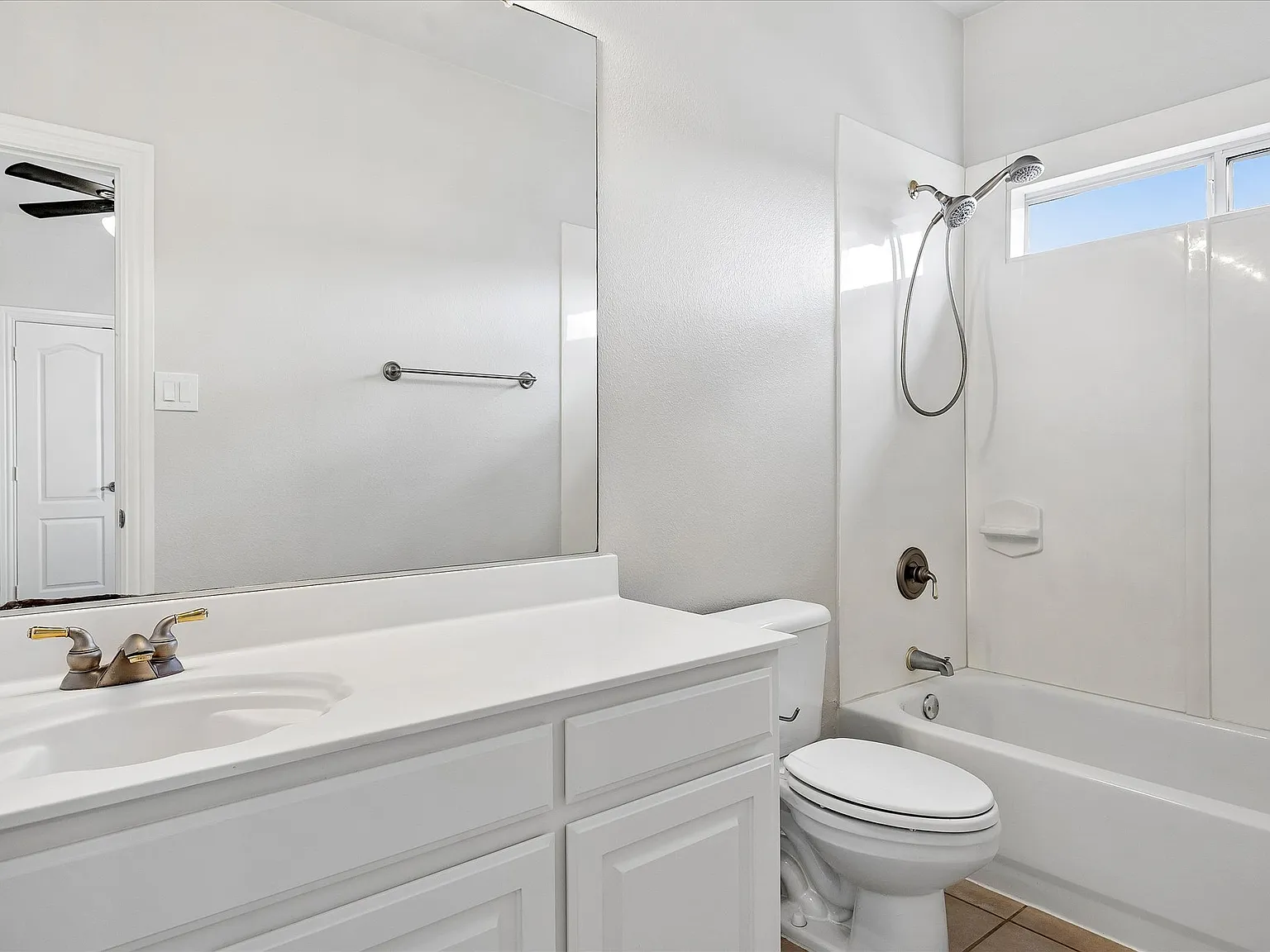 4 bed, 3811 sqft, $3,700 — Photo 3