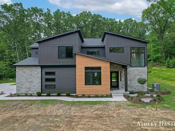 8332 Ramsdell Dr NE, Rockford, MI 49341