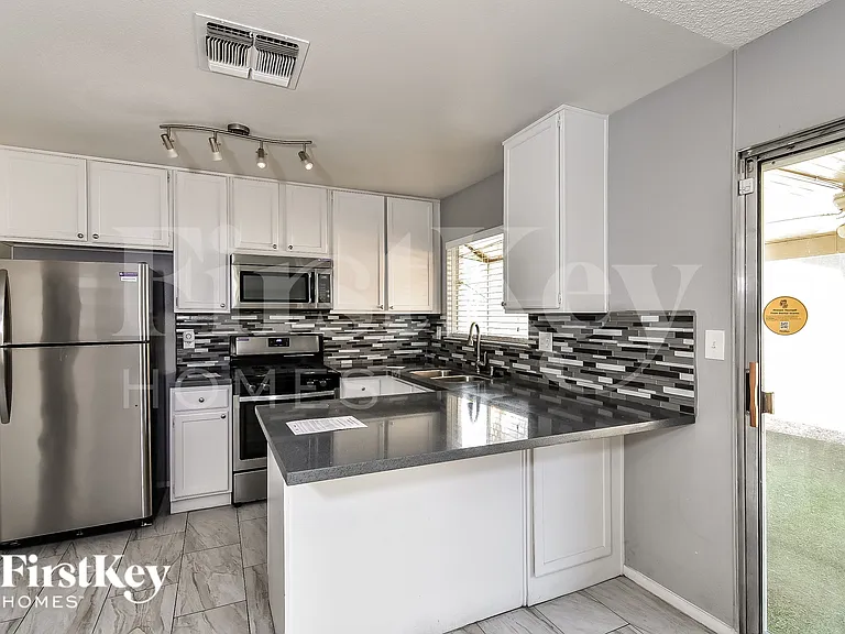 1613 Amboy Dr — Photo 6