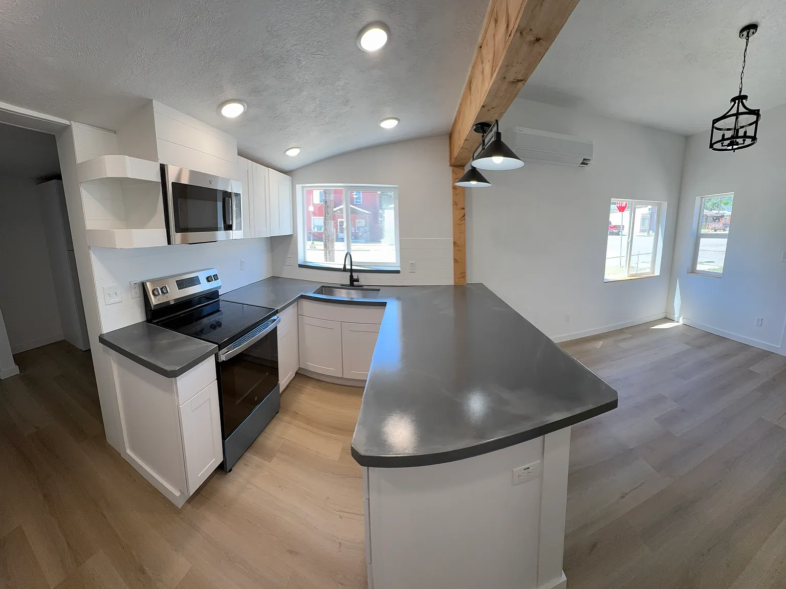 523 Birch St — Photo 3