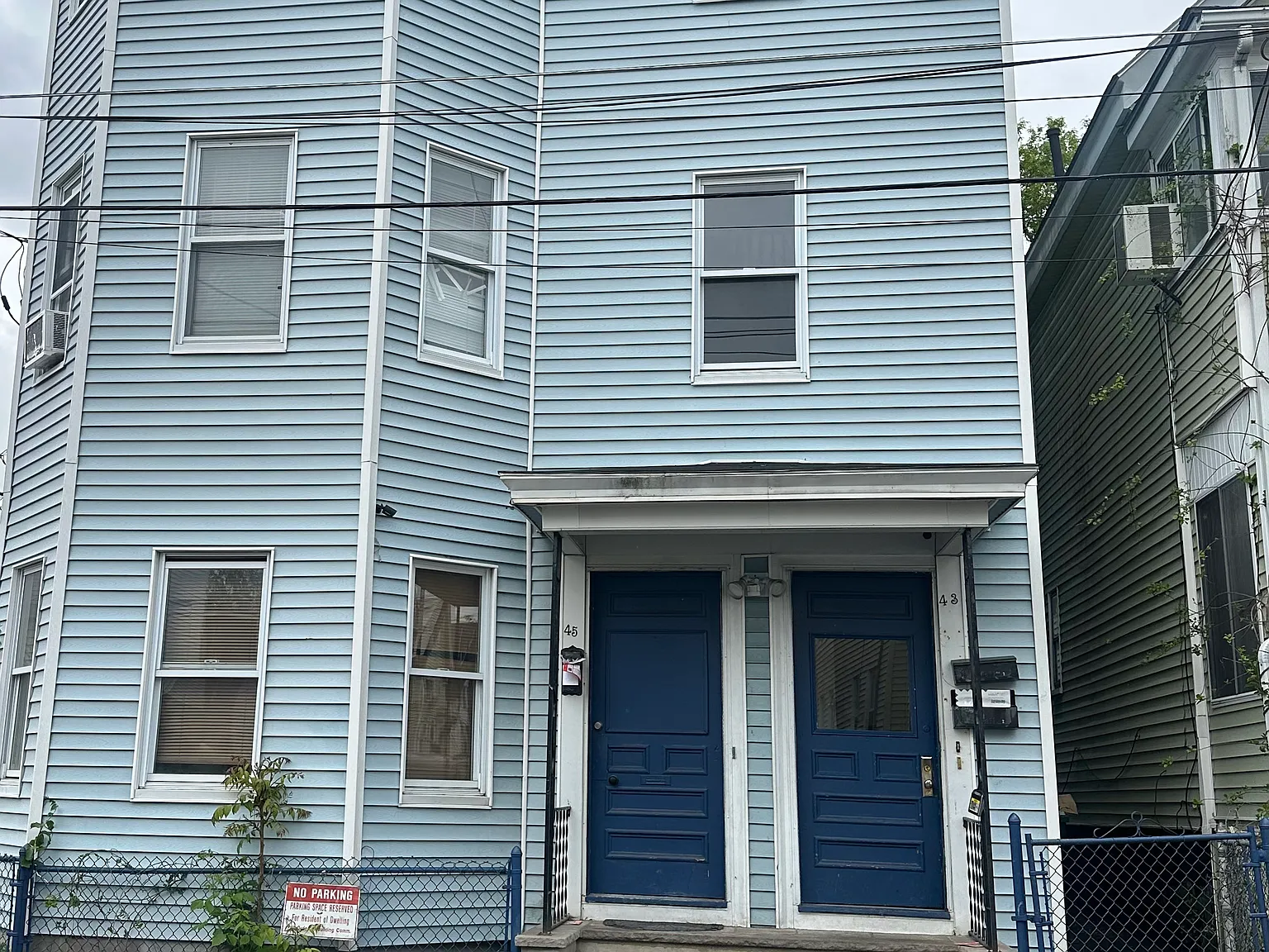 4 bed, $2,500 — Photo 1