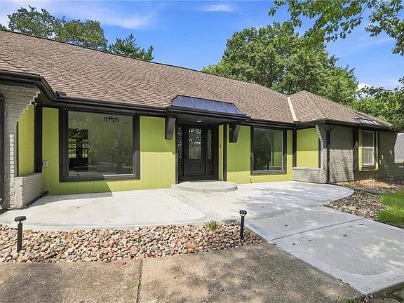 3rd image of 1038 N Woodland Ct