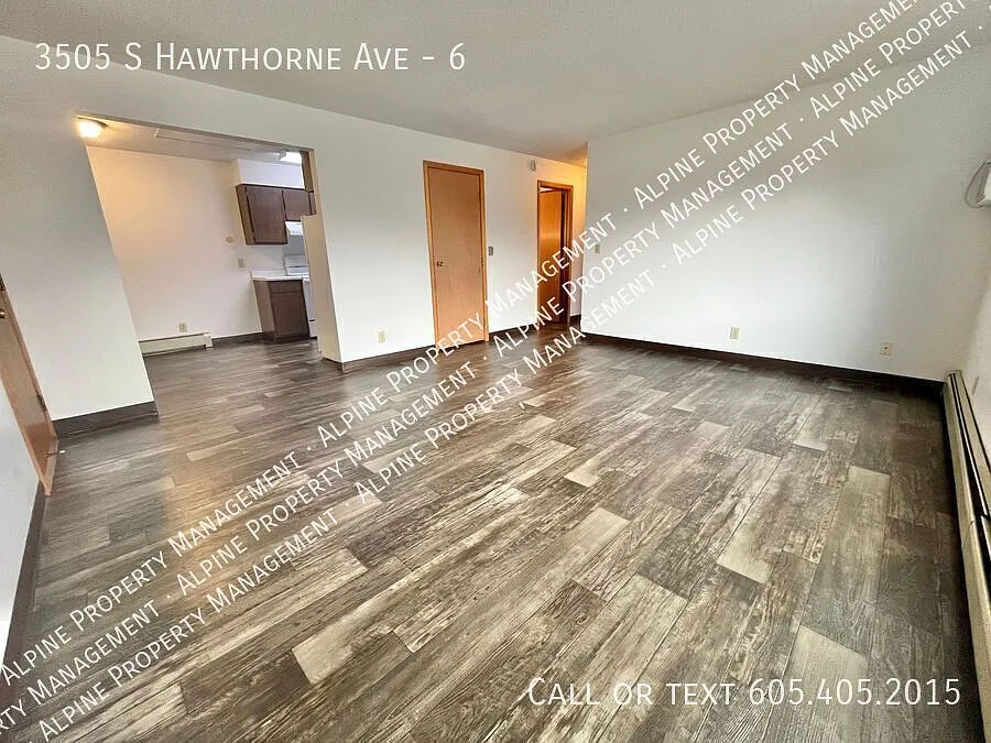 Spacious 2 Bed Apartment with Garage Included! — Photo 2
