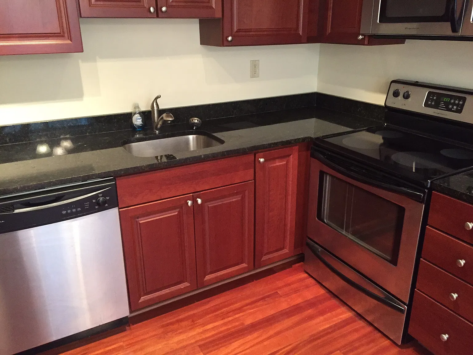 2 bed, 918 sqft, $2,450 — Photo 2
