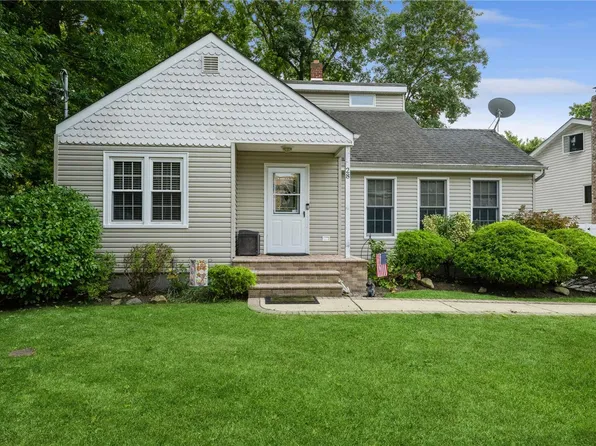 28 Hunters Lane, Huntington Station, NY 11746