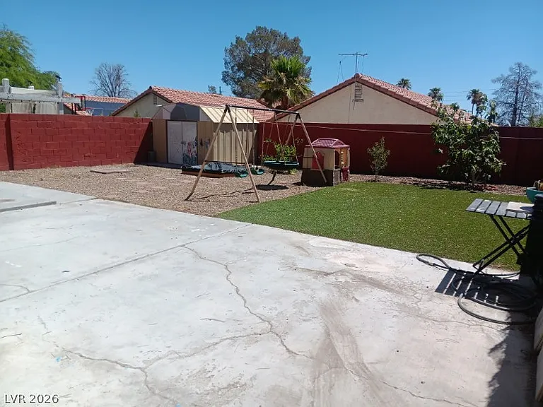 121 Logansberry Ln — Photo 30