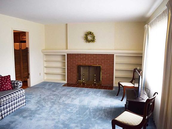 3rd image of 2612 E Blackford Ave