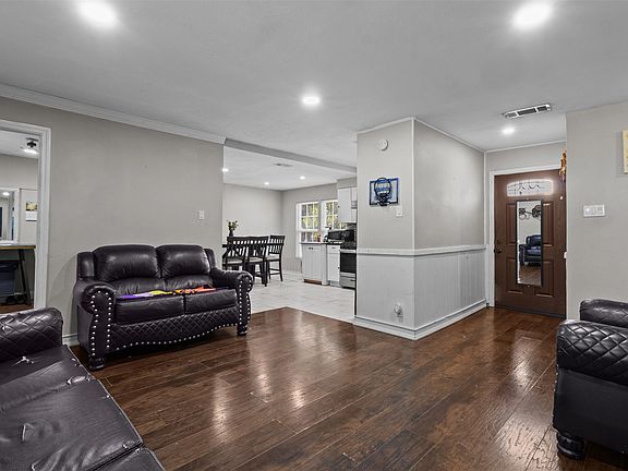 3rd image of 1418 Briarwood Dr