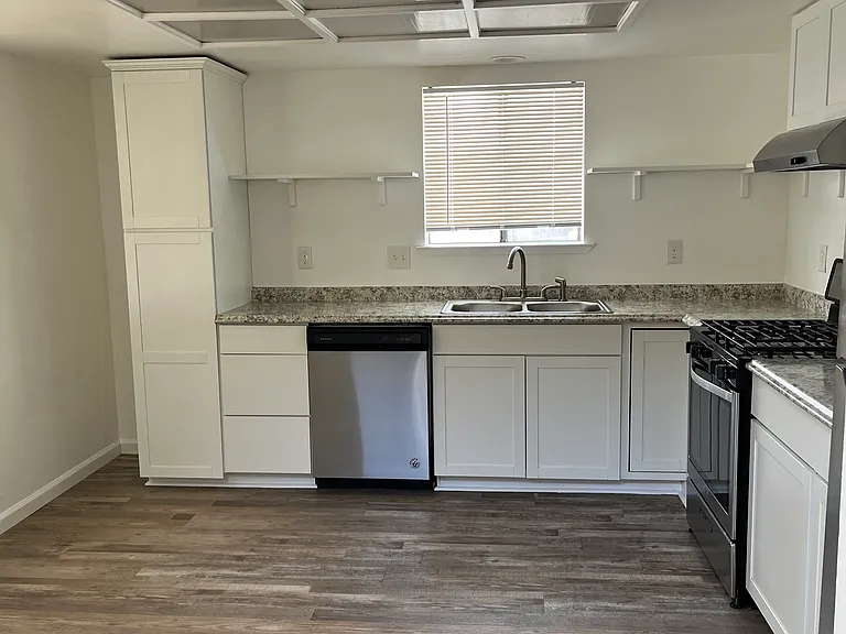 241 W Tulare Ave #D — Photo 14