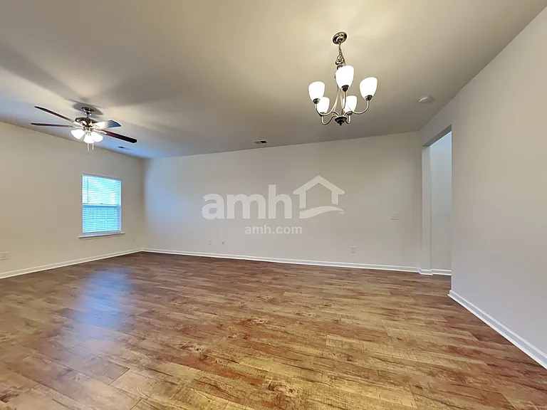 636 Redbud Ln — Photo 6