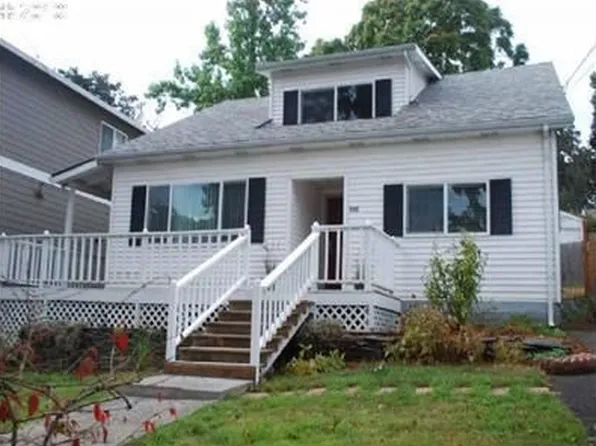 520 E Fairfield St, Gladstone, OR 97027