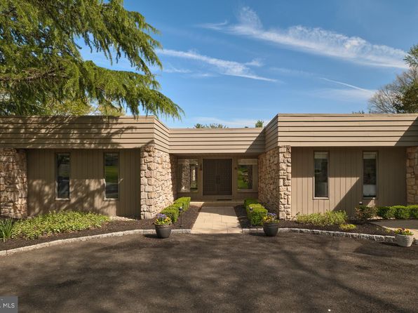 860 Dukes Dr, Yardley, PA 19067