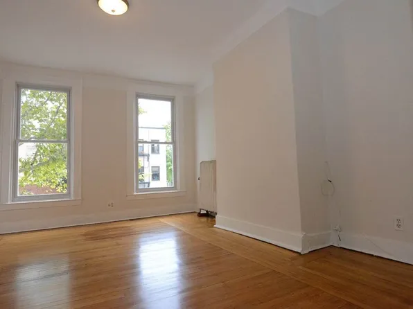 1071 Manhattan Avenue image 1 of 3