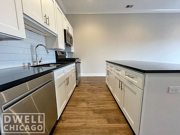 3rd image of 927 W Irving Park #102