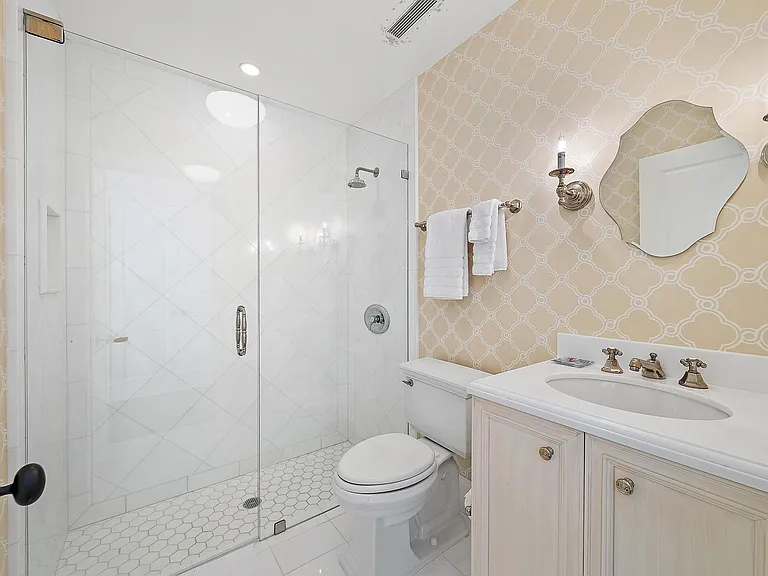 210 Emerald Ln — Photo 22