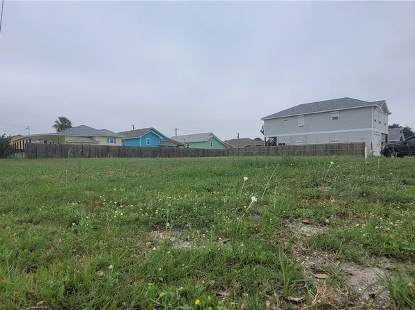 1404 S Church St, Rockport, TX 78382