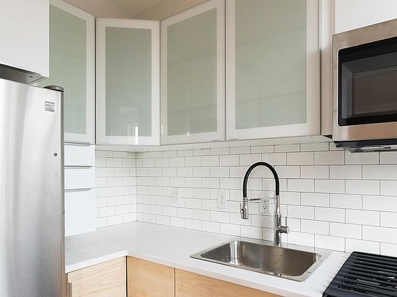 3rd image of 263 Grand St #2