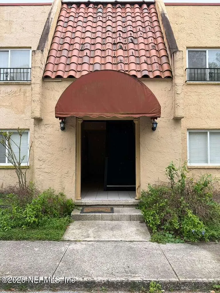 2 bed, 1.0 bath, 970 sqft, $1,300 — Photo 1