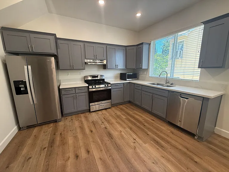 14550 Burbank Blvd #102 — Photo 5