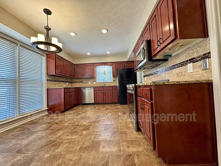 6446 Gloucester Ct — Photo 5