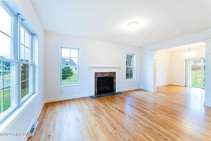 3rd image of 93 Waverly Circle