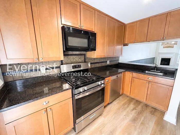 3 bed, 2.5 bath, 1652 sqft, $2,445 — Photo 2