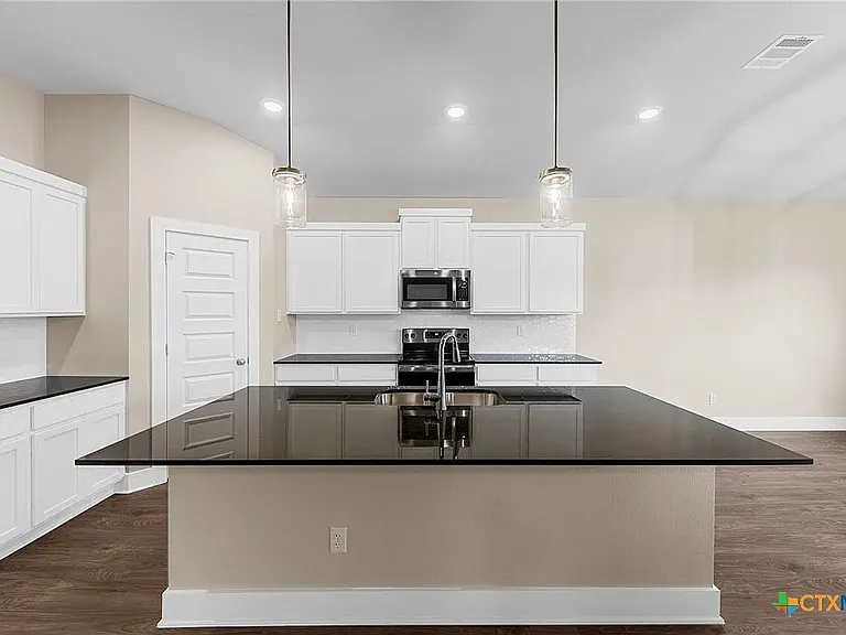 920 Campbelton Dr — Photo 2